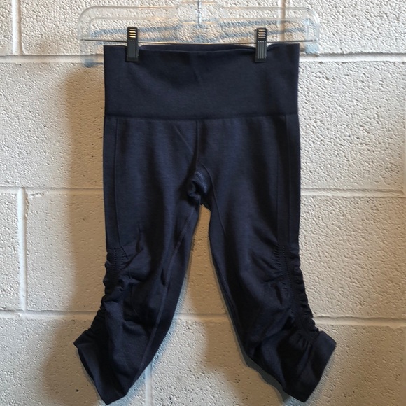 lululemon athletica Pants - Lululemon blue Ebb & flow crop legging sz 2 60077 lululemon athletica Pants - Lululemon blue Ebb & flow crop legging sz 2 60077